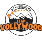 Logo des SV Vogelsberg mit dem Schriftzug "Team Vollywood", darunter eine stilisierte Bergsilhouette und fünf orangefarbene Sterne.